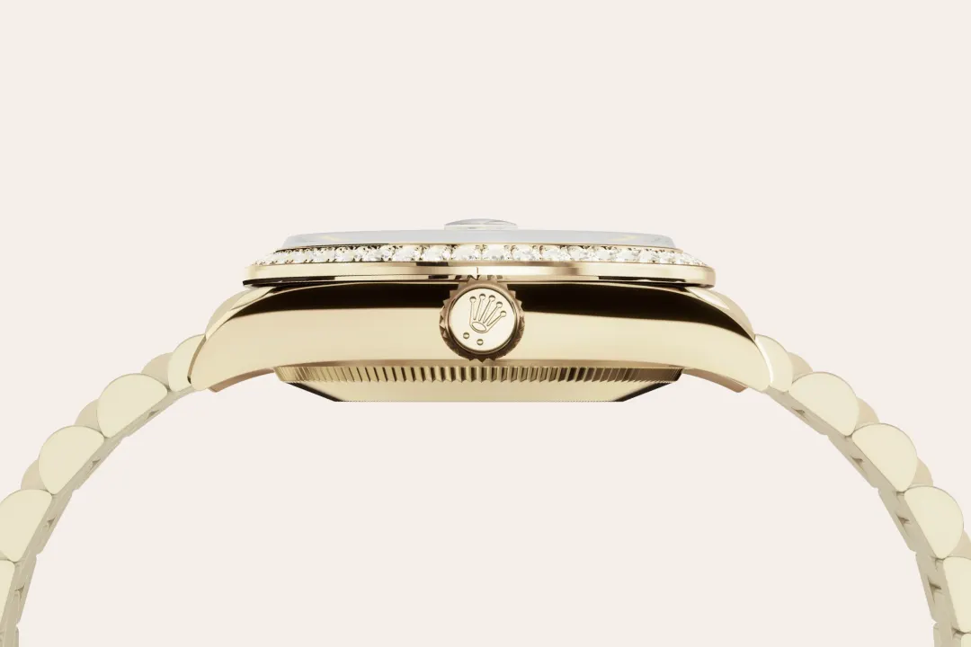 Rolex Datejust 31 in yellow gold and diamonds with a Red ombré dial with diamonds, bezel with diamonds, and President bracelet - Crisson
